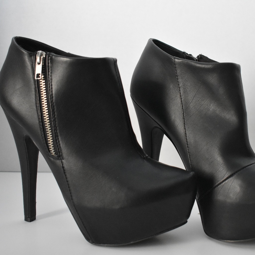 Heeled booties